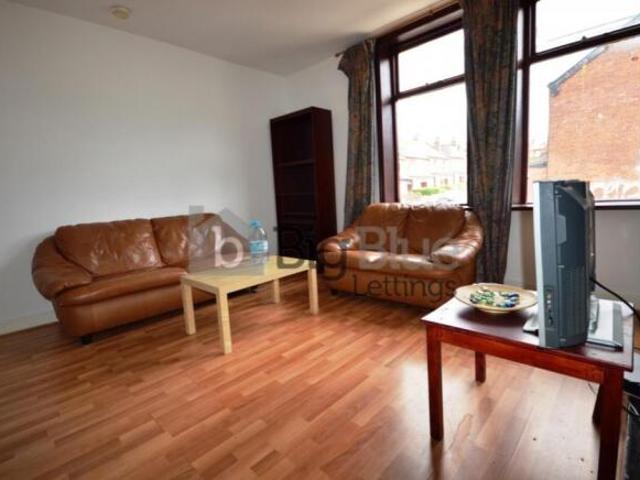 Flat for rent in Hyde Park, West Yorkshire