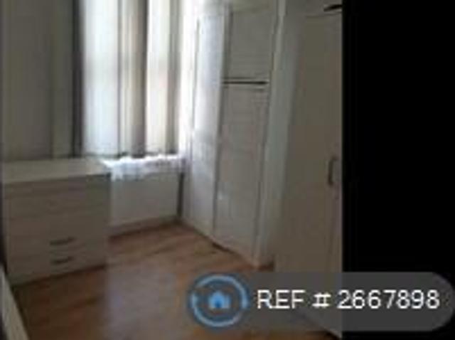 Flat for rent in Cat Hill, England