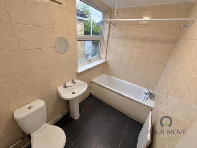 Flat for rent in Cat Hill, England