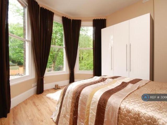 Flat for rent in Cat Hill, England