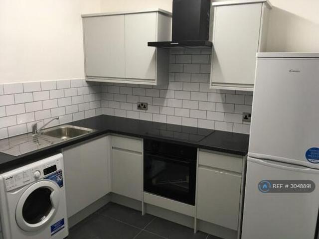 Flat for rent in Cat Hill, England