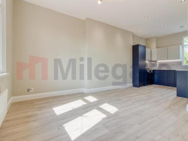 Flat for rent in Cat Hill, England