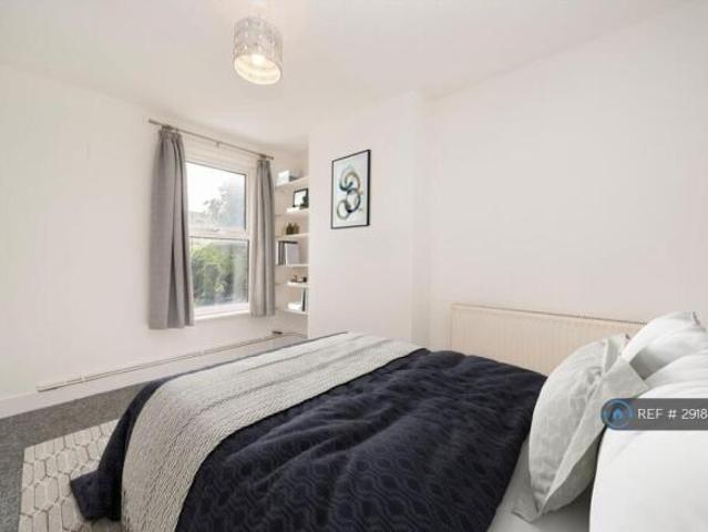 Flat for rent in Cat Hill, England