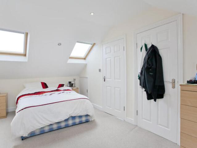 Flat for rent in Cat Hill, England