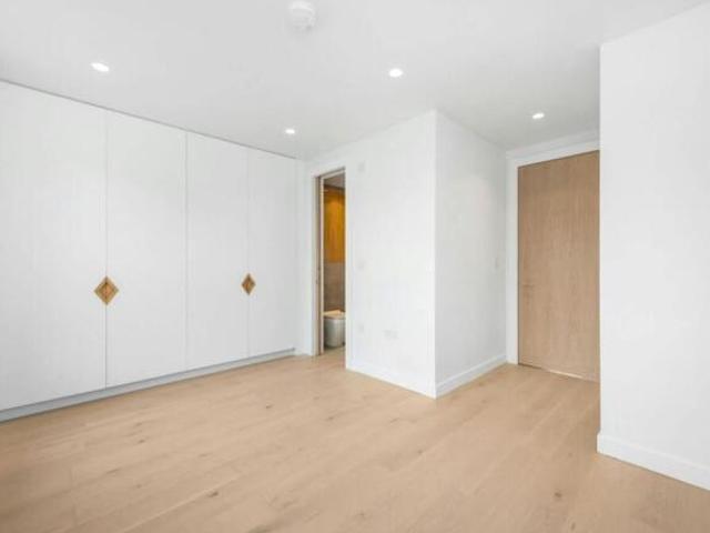 Flat for rent in Cat Hill, England