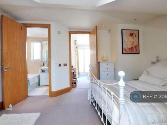 Flat for rent in Cat Hill, England