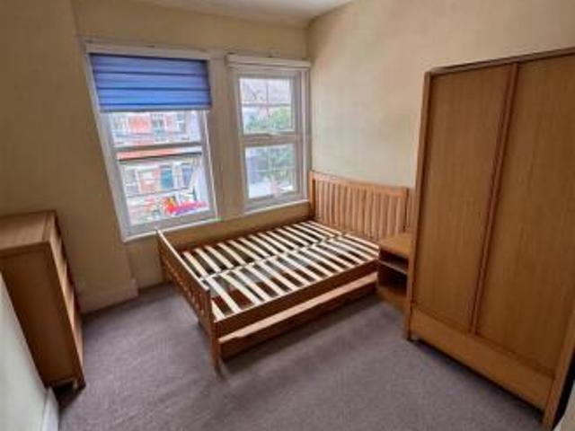 Flat for rent in Tooting Graveney, Greater London