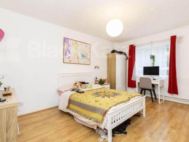 Flat for rent in South Lane, West Yorkshire