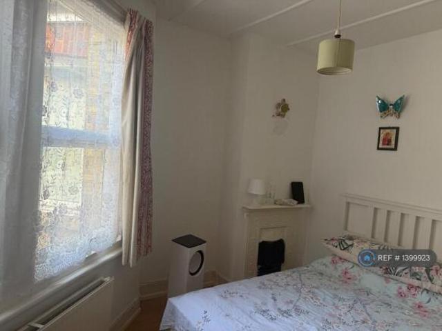 Flat for rent in Cat Hill