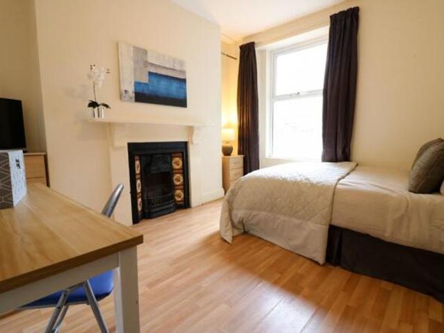 Flat for rent in Follaton, Strode