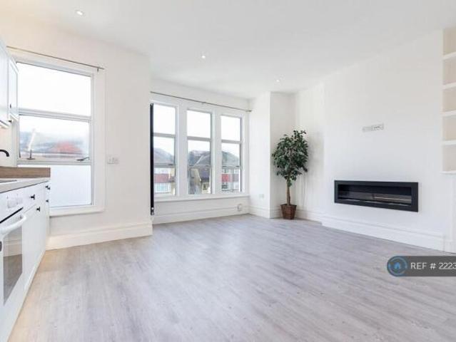 Flat for rent in Cat Hill, England