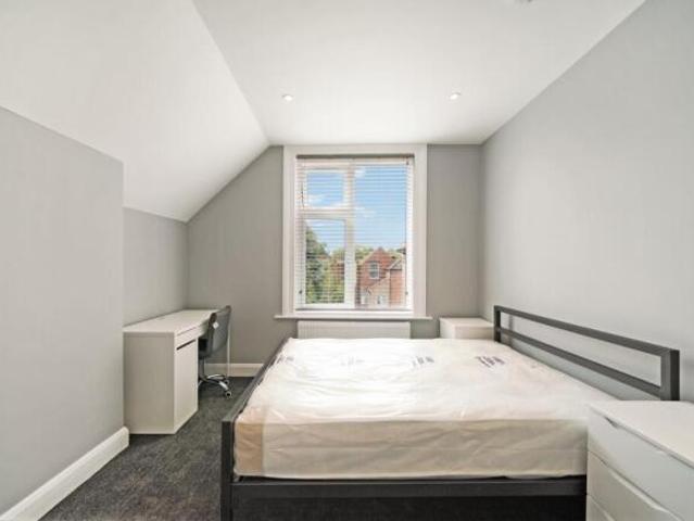 Flat for rent in Brondesbury, Greater London