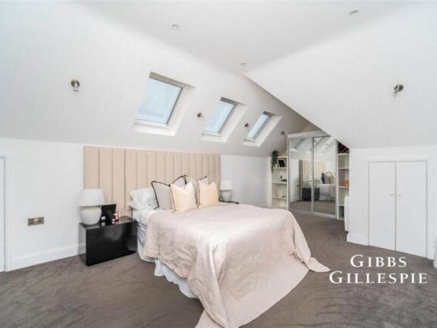 Flat for rent in Cat Hill, England