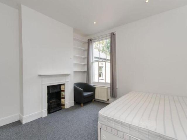 Flat for rent in Brondesbury, Greater London