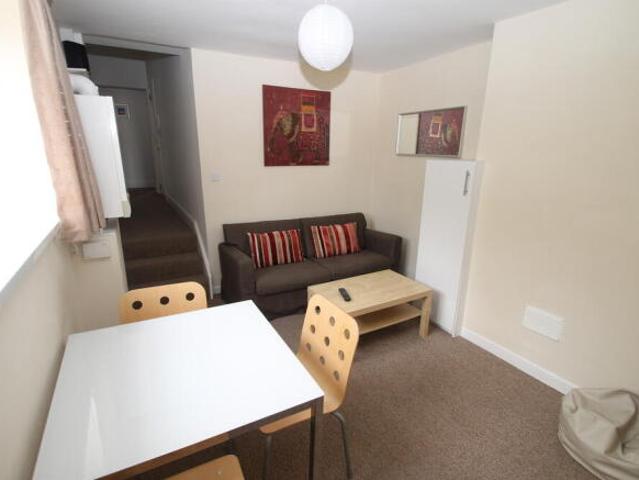 Flat for rent in Follaton, Strode