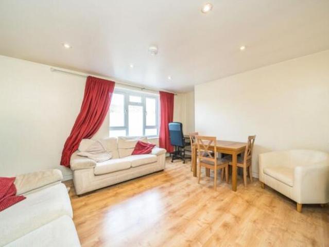 Flat for rent in Tooting Graveney, Greater London
