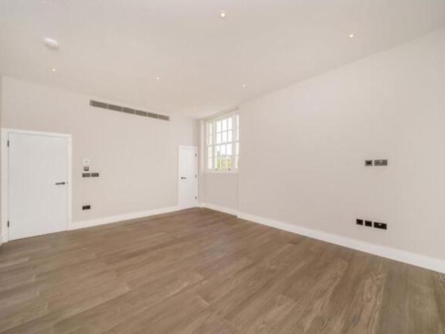 Flat for rent in London Borough of Merton, Greater London