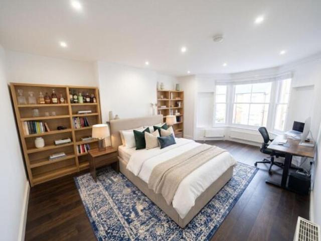 Flat for rent in Cat Hill, England