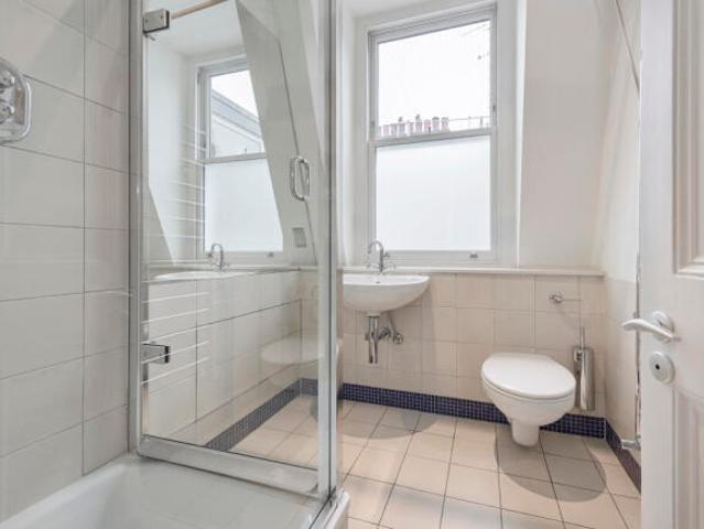 Flat for rent in Cat Hill, England