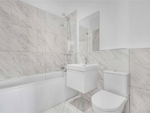 Flat for rent in Walham Green, Greater London