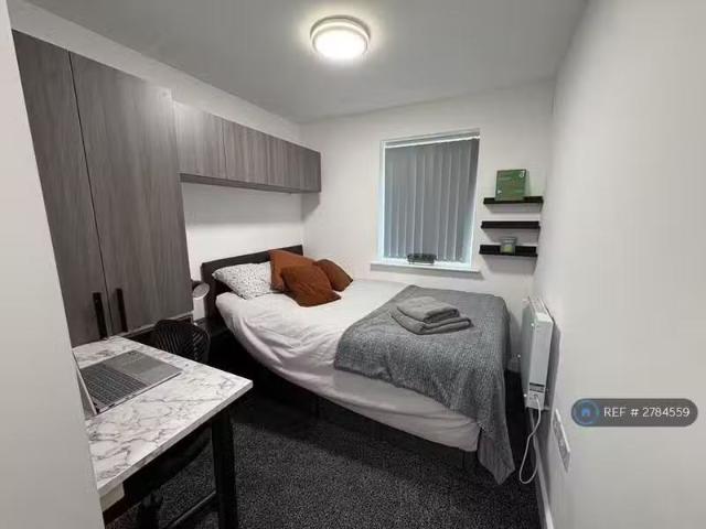 House for rent in Calderstones