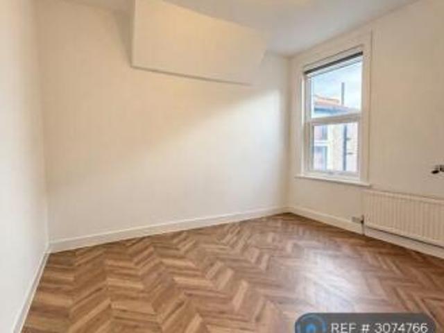 Flat for rent in Cat Hill, England