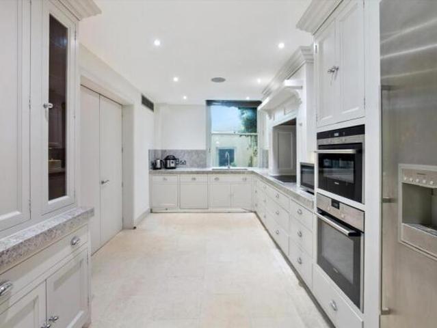 Flat for rent in Cat Hill, England
