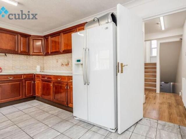 Flat for rent in Cat Hill, England