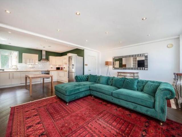 Flat for rent in South Lane, West Yorkshire