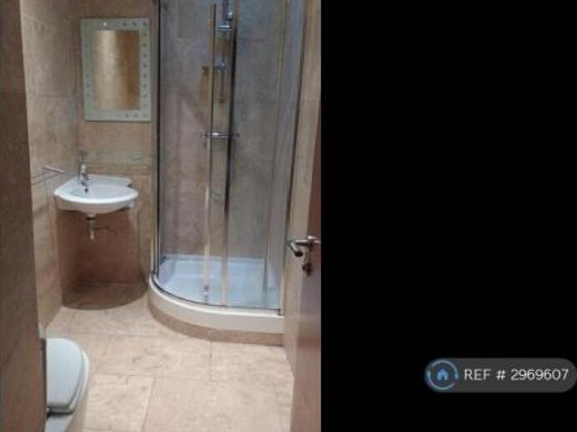 Flat for rent in Calderstones