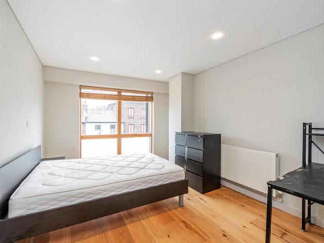 Flat for rent in Cat Hill, England