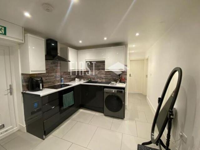 Flat for rent in South Lane, West Yorkshire