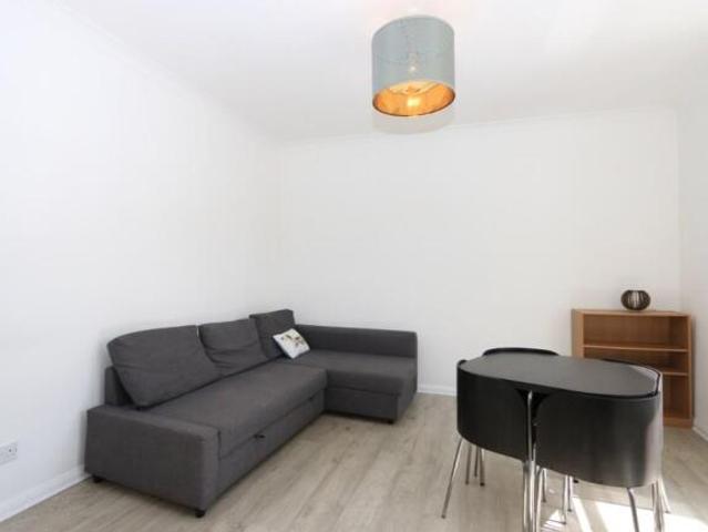 Flat for rent in Cat Hill, England