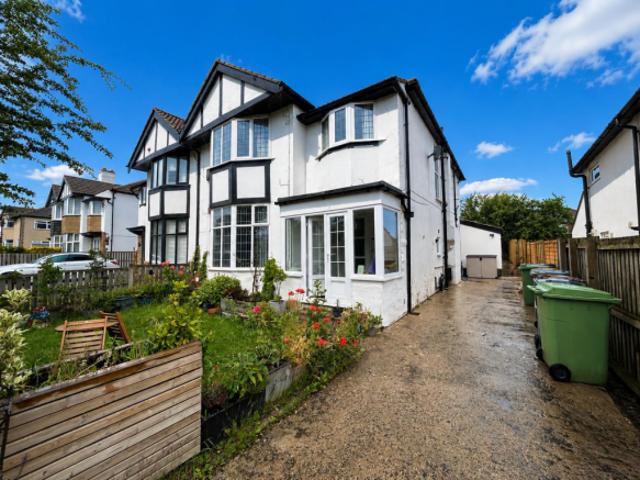Flat for rent in Moortown, West Yorkshire