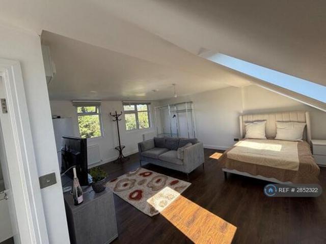 Flat for rent in Hainault, Greater London