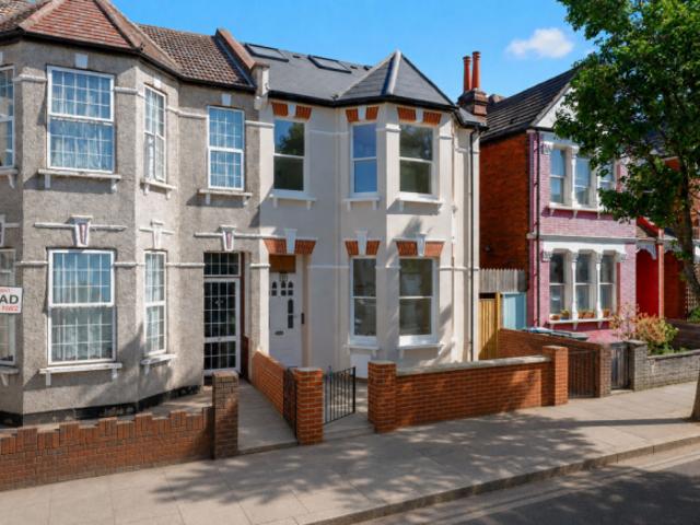Flat for rent in Cat Hill, England