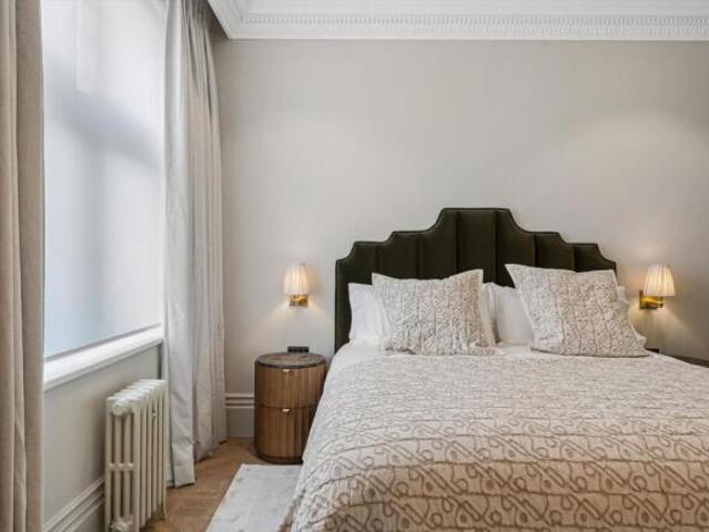 Flat for rent in Cat Hill, England