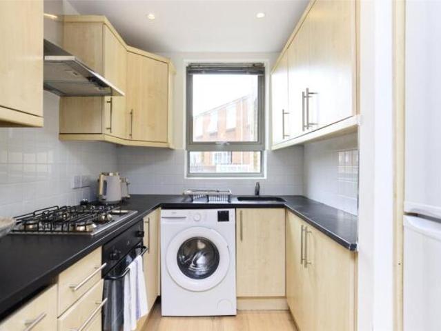 Flat for rent in Cat Hill, England