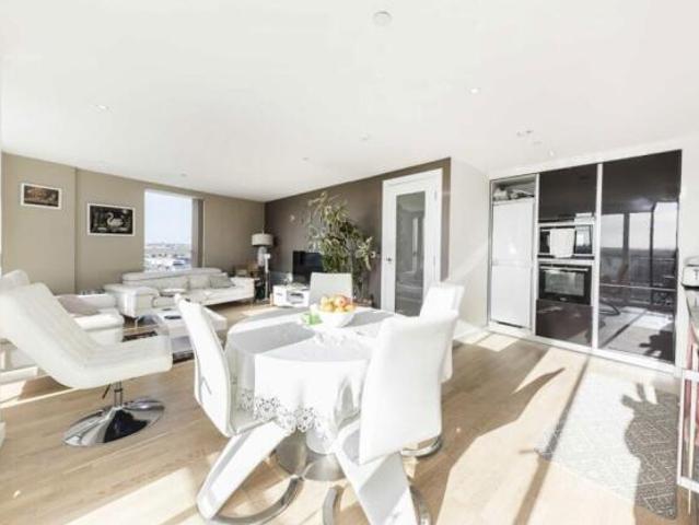 Flat for rent in Brentford End, Greater London
