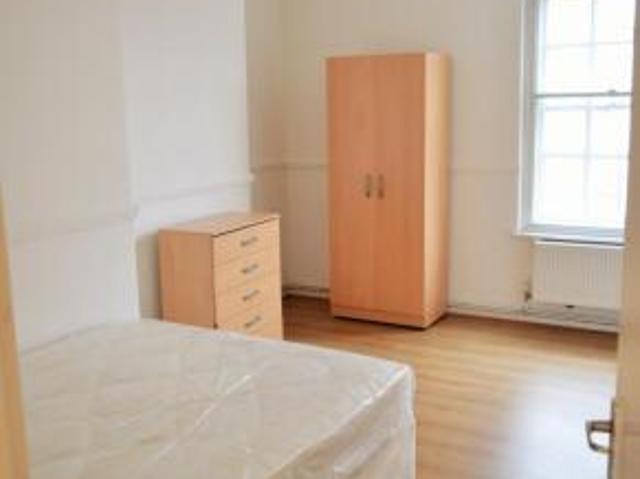 Flat for rent in South Lane, West Yorkshire
