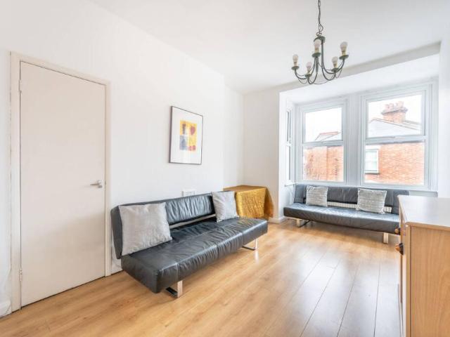 Flat for rent in Cricklewood, Brent