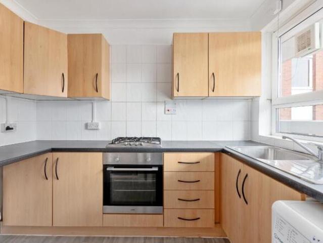 Flat for rent in Cat Hill, England