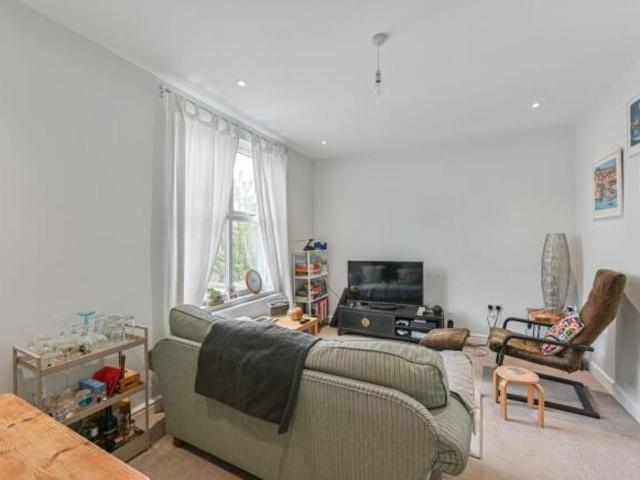 Flat for rent in Tooting Graveney, Greater London