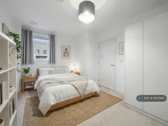 Flat for rent in Cat Hill, England