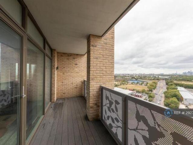 Flat for rent in Cat Hill, England