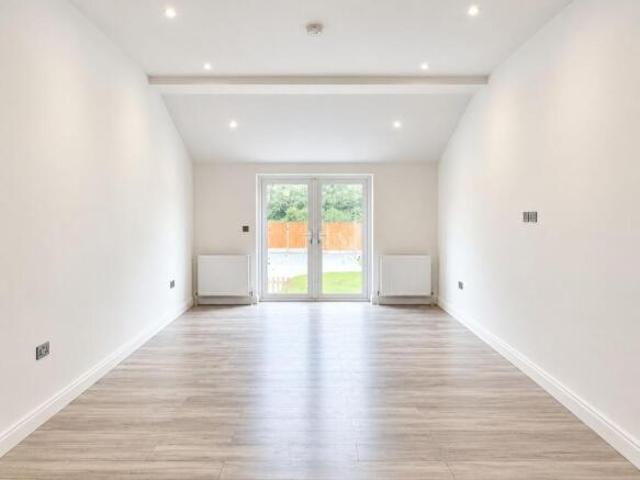 Flat for rent in Cat Hill, England
