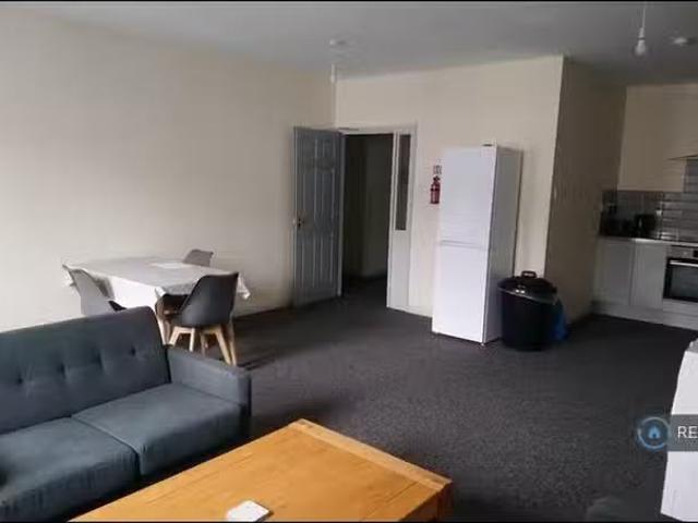 House for rent in Abbey End, Green Close