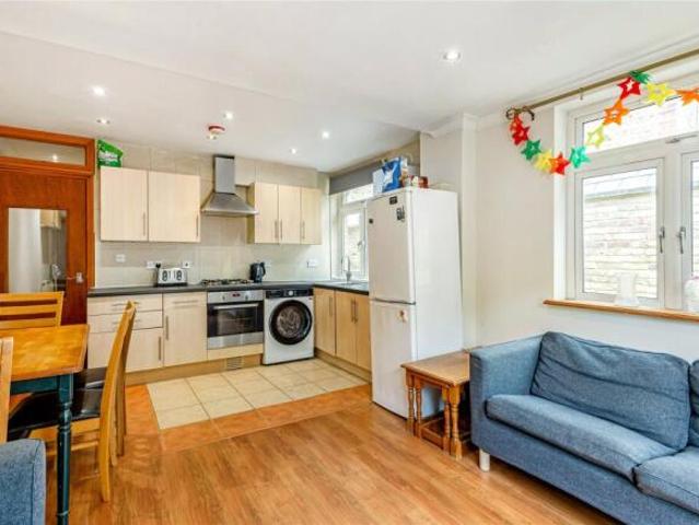 Flat for rent in Tooting Graveney, Greater London