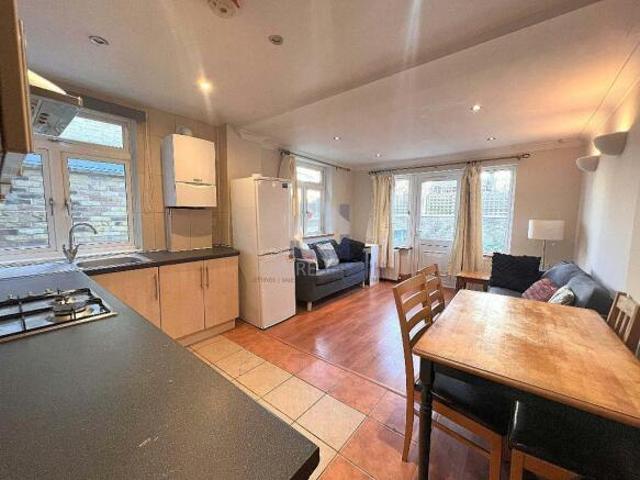 Flat for rent in Tooting Graveney, Greater London