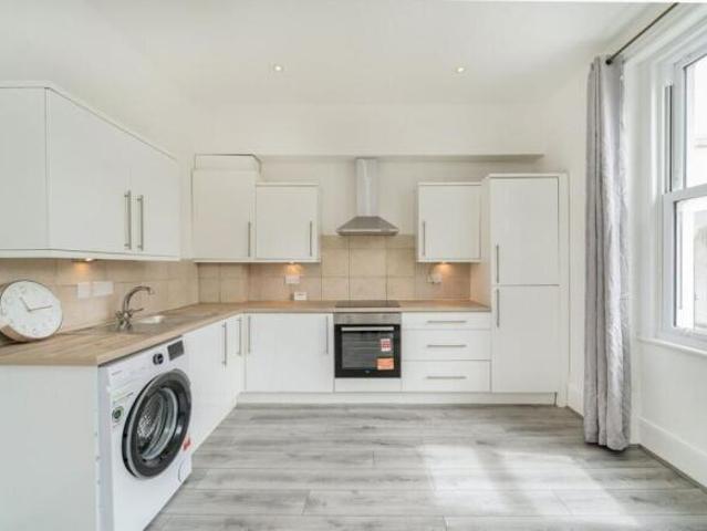 Flat for rent in Tooting Graveney, Greater London